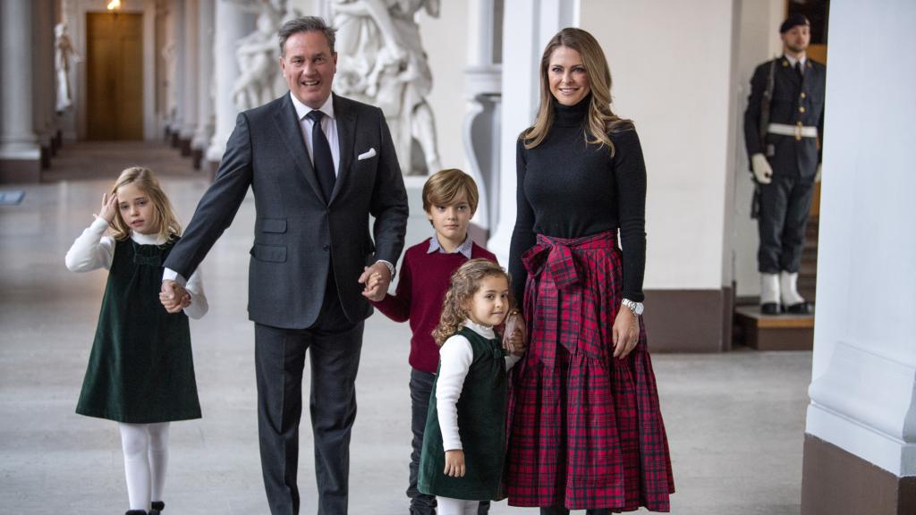 La princesa Magdalena junto a su marido, el empresario estadounidense Christopher O´Neill, y sus tres hijos en una imagen tomada en 2021.