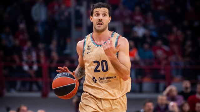 Laprovittola subiendo el balón frente a Olympiacos.