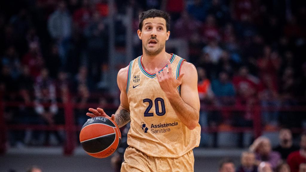 Laprovittola subiendo el balón frente a Olympiacos.