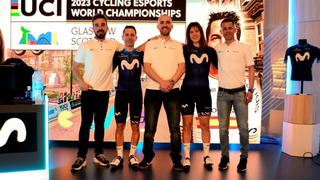 Miguel Ángel Andrés y Ana Dillana junto a miembros del equipo Movistar