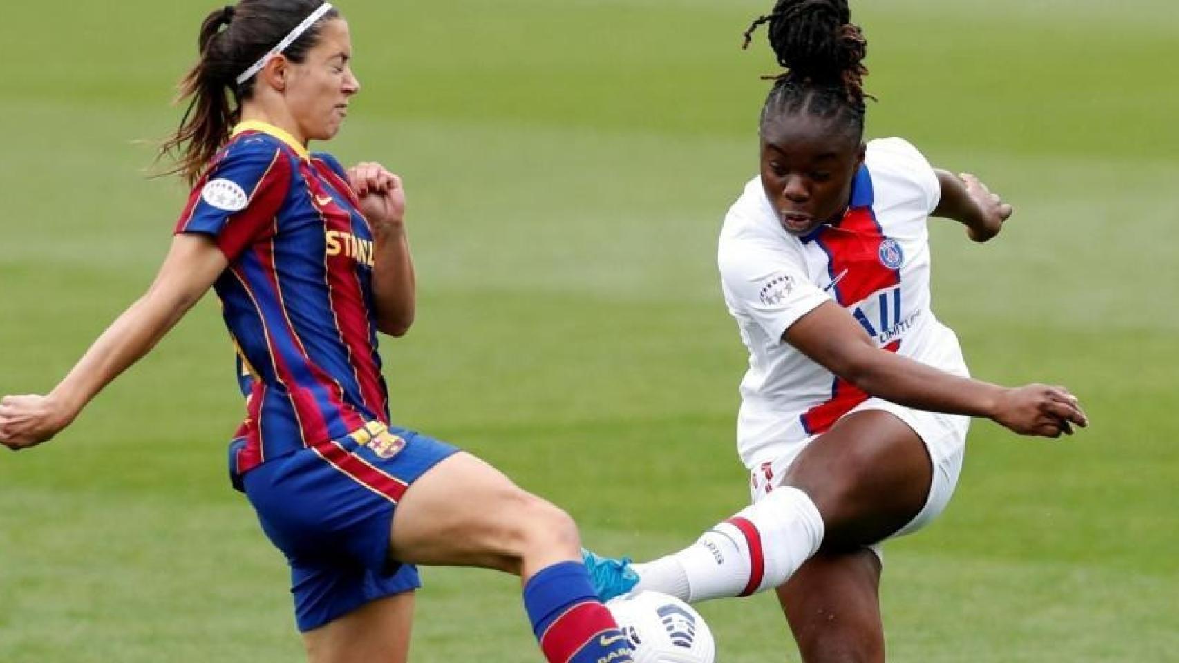 Sandy Baltimore realiza un disparo contra el FC Barcelona.