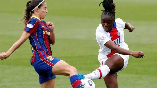 Sandy Baltimore realiza un disparo contra el FC Barcelona.