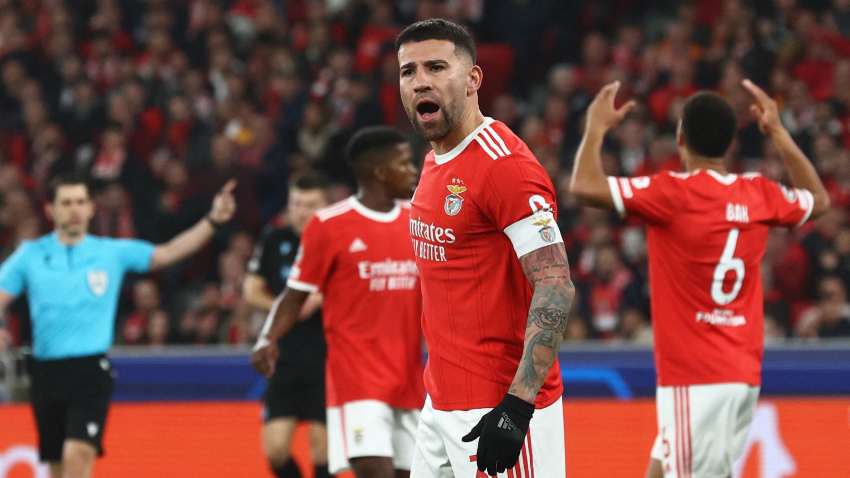Otamendi celebra uno de los goles del Benfica.