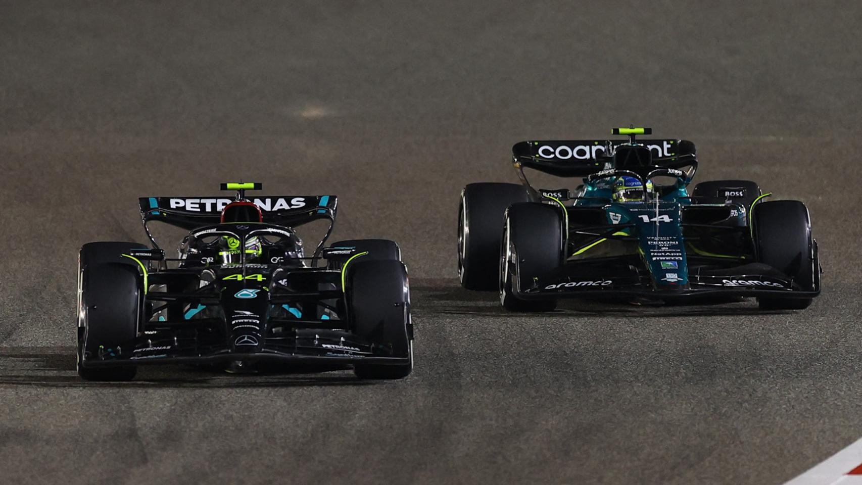 Lewis Hamilton y Fernando Alonso, durante el GP de Baréin