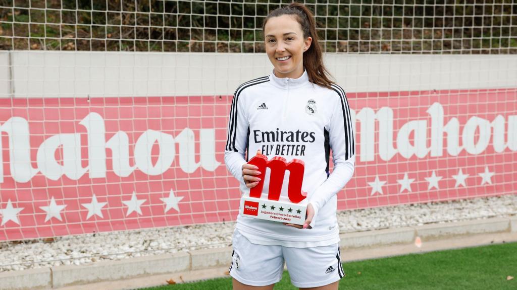 Caroline Weir, con el trofeo Jugadora Cinco Estrellas Mahou de febrero