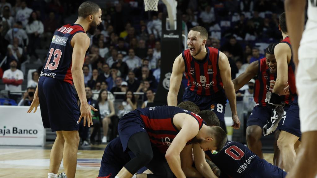 Los jugadores del  Baskonia celebran la victoria frente al Real Madrid.