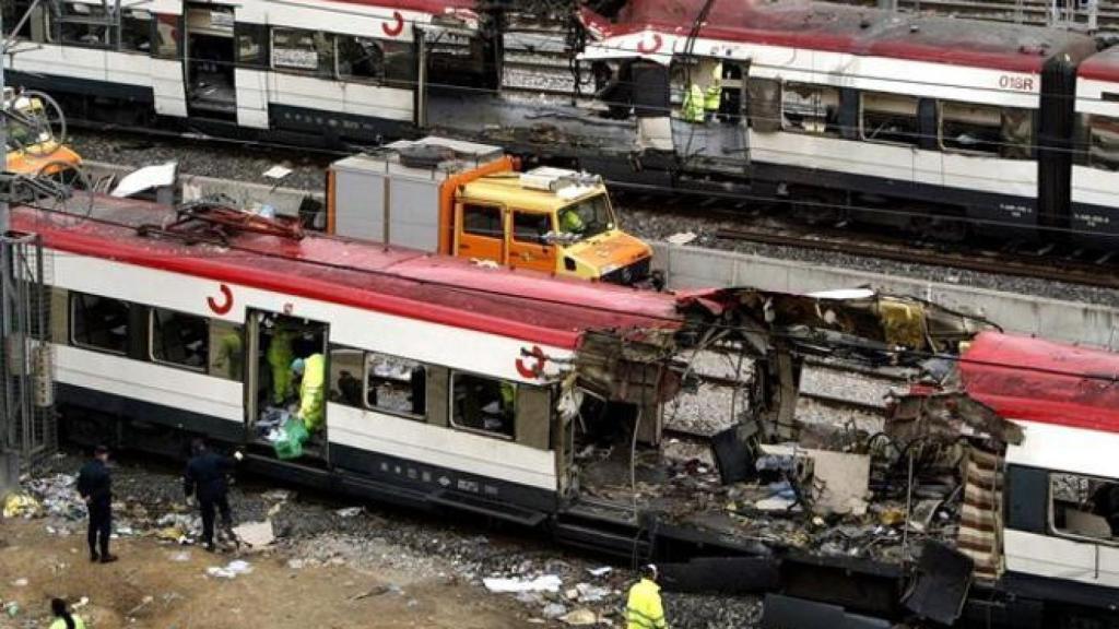 Mañana del 12 de marzo. El tren de Atocha (2do. plano) ya sin el “mobiliario”, determinante para establecer el tipo de explosivo, según los peritos. El tren de Téllez (1er plano) está sufriendo la misma limpieza de material.