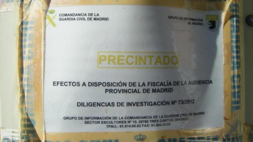Precinto del local en el que se guardaban los restos del tren de Santa Eugenia, últimos restos de un tren del 11-M.