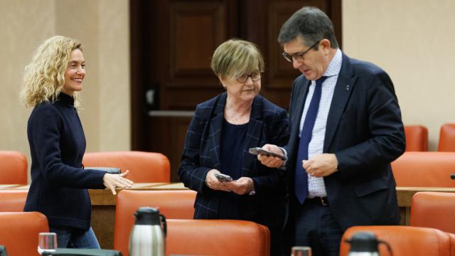 La presidenta del Congreso, Meritxell Batet (i) y el portavoz del PSOE en el Congreso, Patxi López, durante una reunión de la Junta de Portavoces.