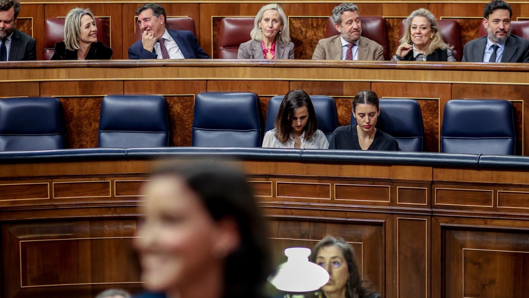 Las ministras -irene Montero e Ione Belarra, este martes en la bancada del Congreso.
