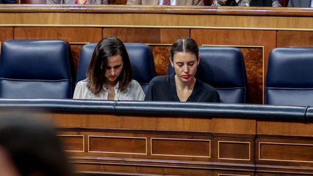 Las ministras -irene Montero e Ione Belarra, este martes en la bancada del Congreso.