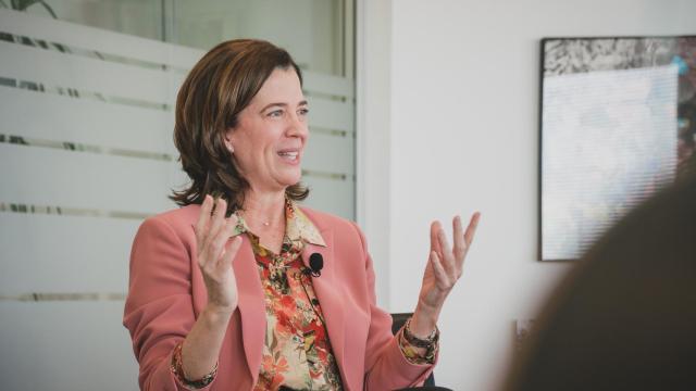 Alejandra Kindelán, presidenta de la Asociación Española de Banca (AEB), durante la entrevista con EL ESPAÑOL-Invertia.