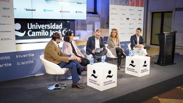 Javier Gaztelu, director de Financiación y Medios de Pago de Banco Sabadell; Pilar Clavería, adviser for Payments, Operations and Procedures AEB;  Alfonso Muñoz, periodista de EL ESPAÑOL-Invertia; Mireia López, directora de Experiencia Cliente y Marketing de Caixabank Payments & Consumer; y Enrique Álvarez, director de Desarrollo de Negocio de Europa Minsait Payments.
