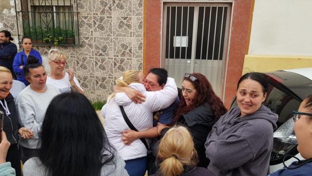 Los vecinos celebran la paralización del desahucio.