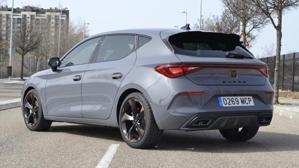 El Cupra León cuenta con dos embellecedores de escape en color Dark Aluminio.