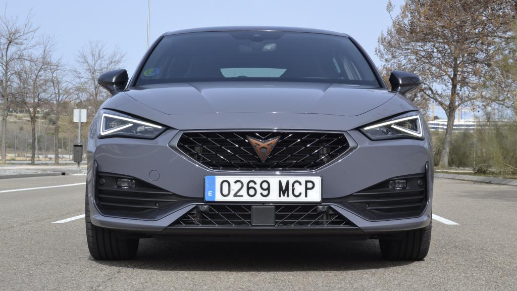 El Cupra León tiene luces con tecnología Full LED de serie.