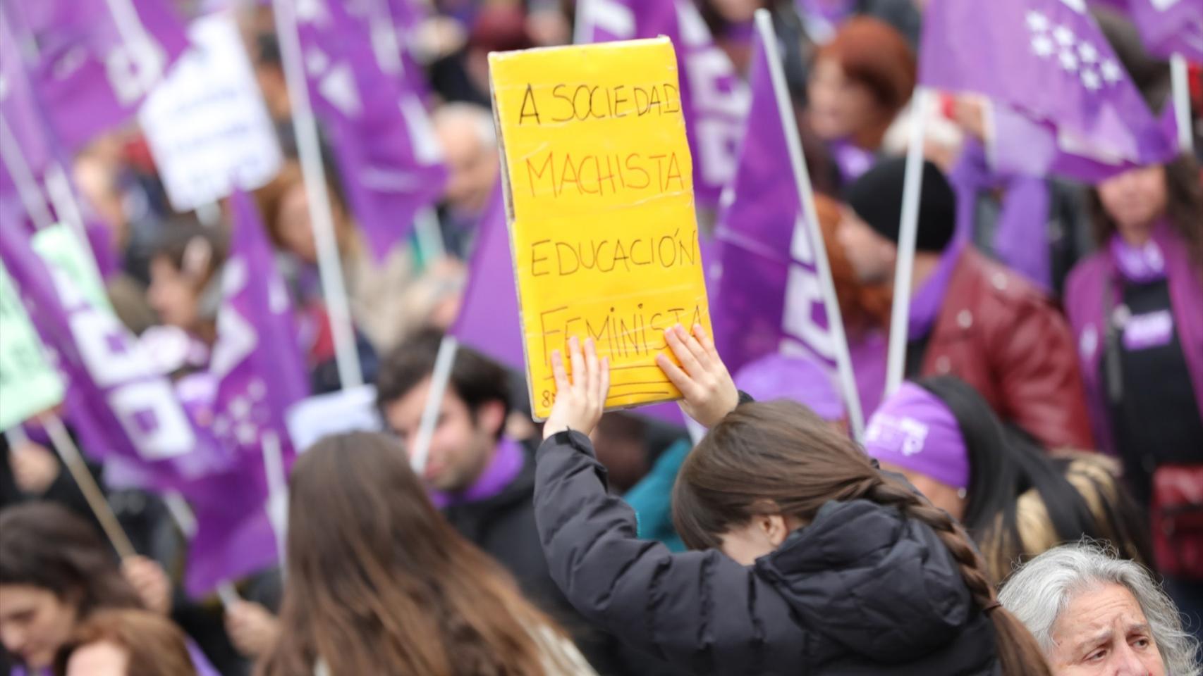 Una niña con un cartel en el que pone A sociedad machista educación feminista en la manifestación del 8M (Día Internacional de la Mujer), en Madrid a 8M de 2020.