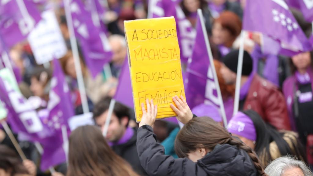 Una niña con un cartel en el que pone A sociedad machista educación feminista en la manifestación del 8M (Día Internacional de la Mujer), en Madrid a 8M de 2020.