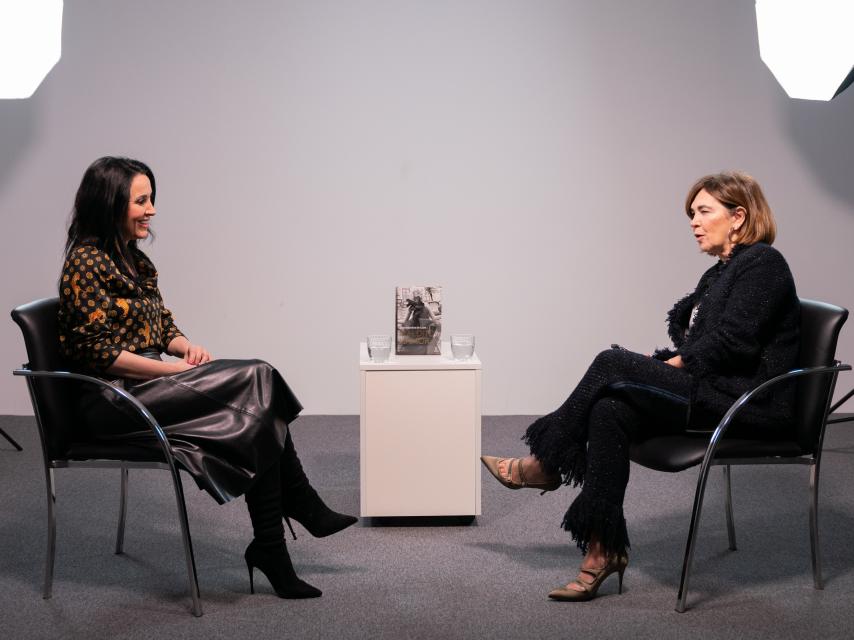 Cruz Sánchez de Lara, durante su entrevista con Charo Izquierdo, con motivo del estreno de su segunda novela, 'Maldito hamor'