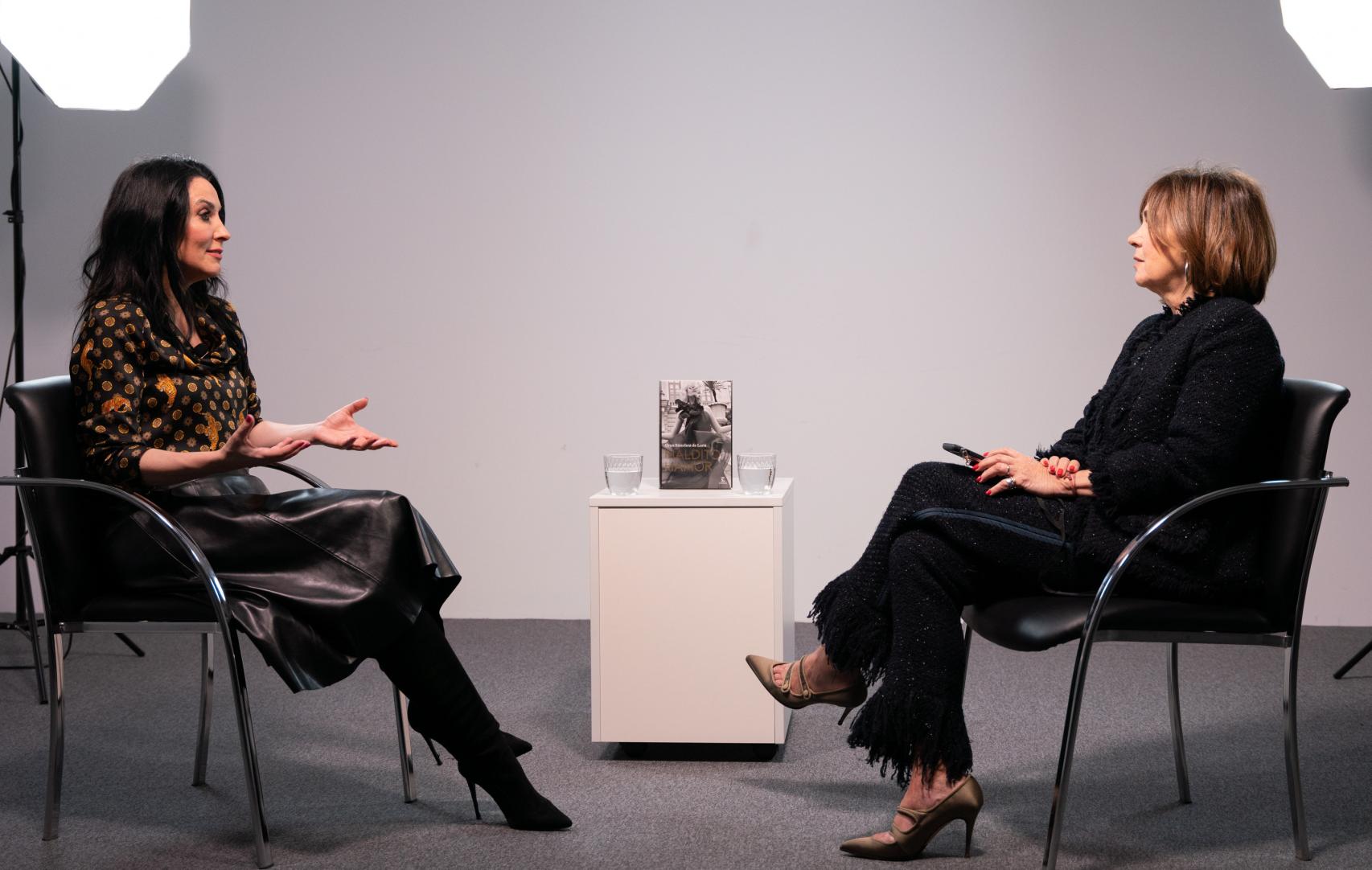 Cruz Sánchez de Lara y Charo Izquierdo durante su entrevista, con motivo del estreno de la segunda novela, 'Maldito hamor'