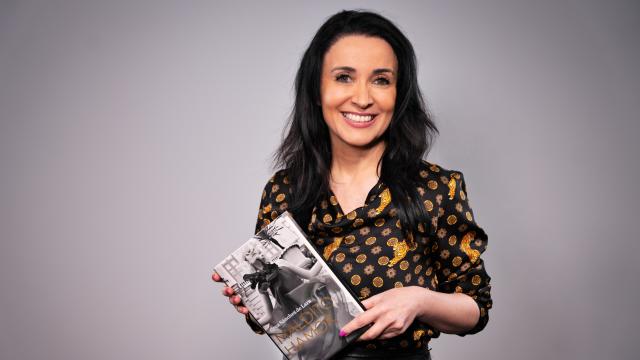 Cruz Sánchez de Lara posa con su segunda novela, 'Maldito hamor'