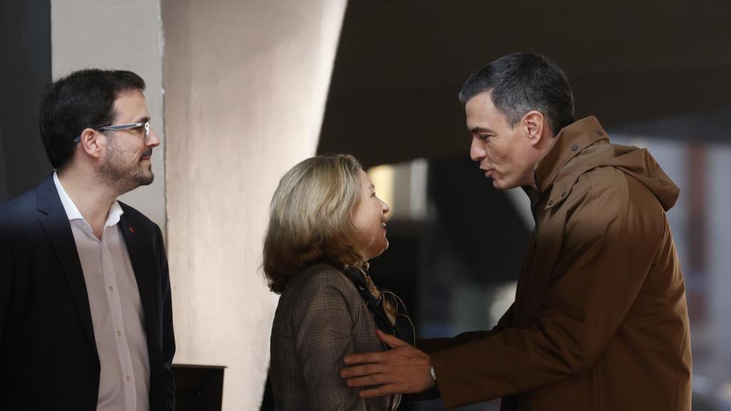 El presidente del Gobierno, Pedro Sánchez (d), saluda a la vicepresidenta primera y ministra de Economía, Nadia Calviño