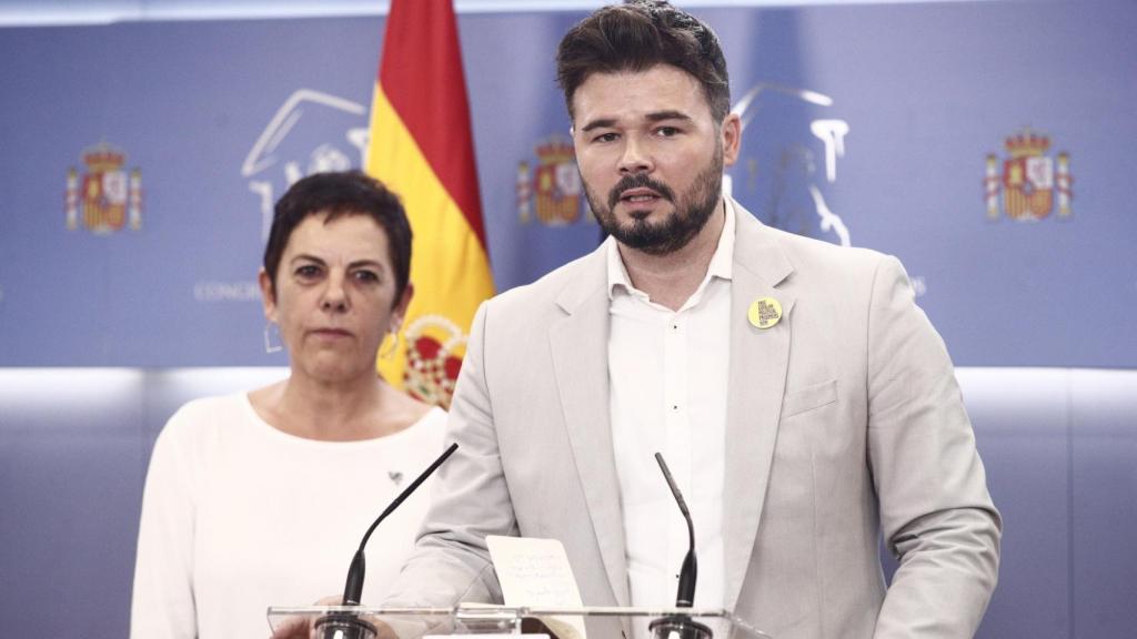 Mertxe Aizpurua y Gabriel Rufián, durante una rueda de prensa en el Congreso de los Diputados.