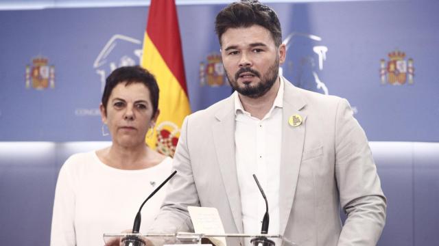 Mertxe Aizpurua y Gabriel Rufián, durante una rueda de prensa en el Congreso de los Diputados.