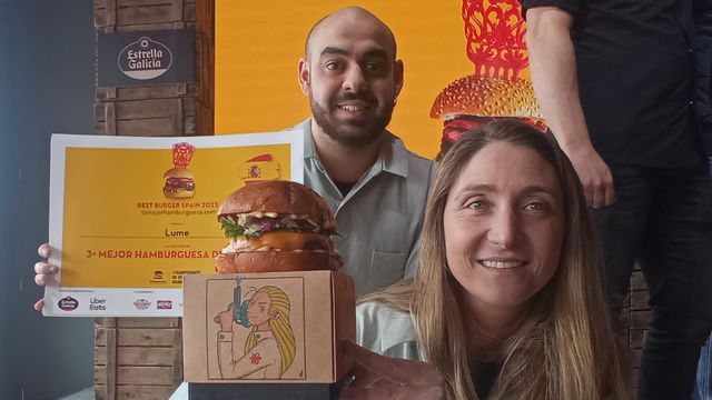 La chef Lucía Freitas posa con su Galicia Japan Burger durante el certamen.