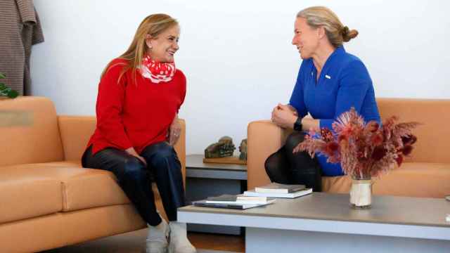 La presidenta de la Diputación de Pontevedra, Carmela Silva, y la presidenta de la Agencia Europea de Control de la Pesca, Susan Steele.