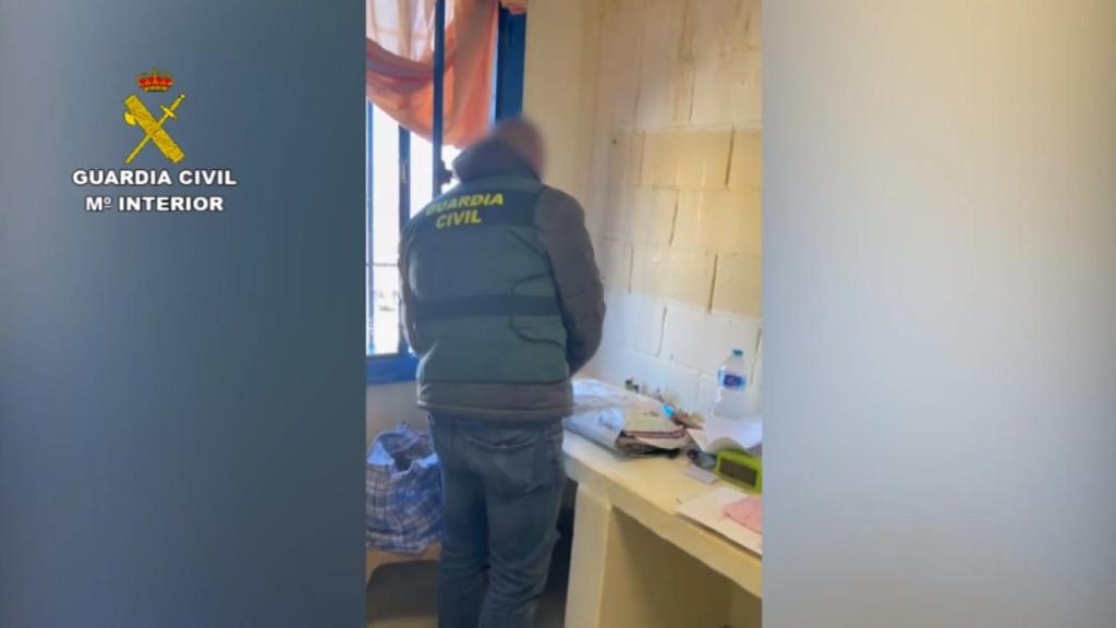 Un agente de la Guardia Civil registrando una celda del penal de Campos del Río.