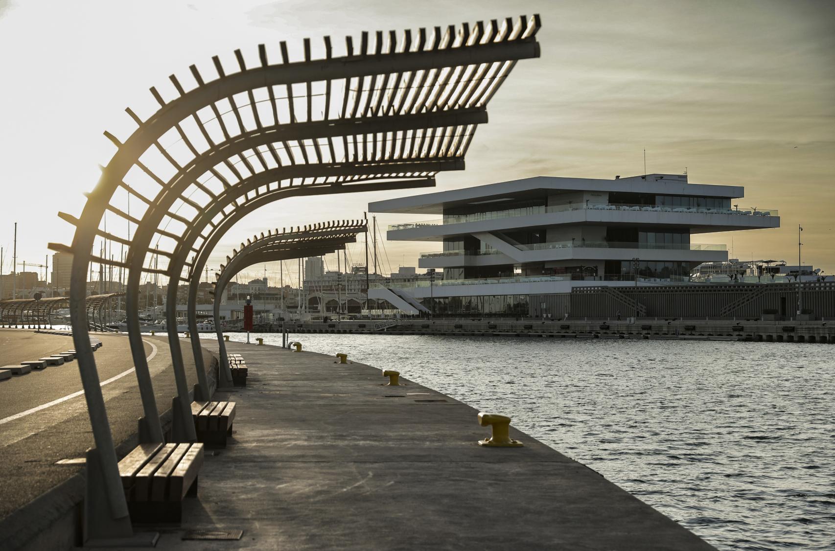El puerto de Valencia luce desde hace 17 años un gran hito arquitectónico: el edificio Veles e Vents, bautizado así en honor al poema homónimo del poeta valenciano del siglo XV Ausiàs March. Es obra de David Chipperfield junto a Fermín Vázquez.