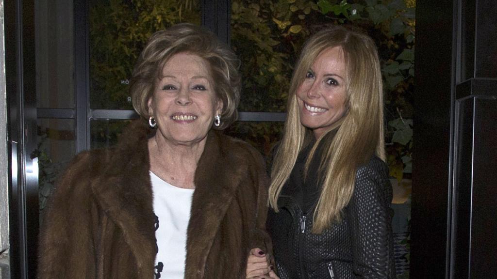 La célebre presentadora Laura Valenzuela junto a su hija, Lara Dibildos, en una de sus últimas imágenes públicas, en Madrid, en febrero de 2016.