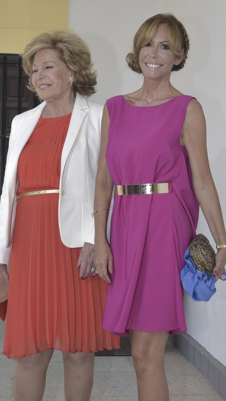 Laura Valenzuela junto a su hija, Lara, en la comunión de Álvaro Muñoz Dibildos, en 2016.