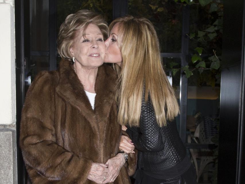 Madre e hija, besándose ante las cámaras de televisión, en febrero de 2016, cuando Laura cumplió 85 años.