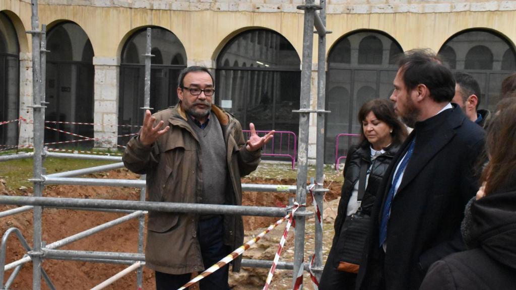 El arqueólogo Javier Moreda explica a Óscar Puente la historia del primer castillo de Valladolid.