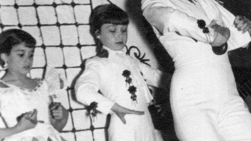 Una imagen de archivo de Marisol bailando en el número 10 de calle Refino junto a unas vecinas.