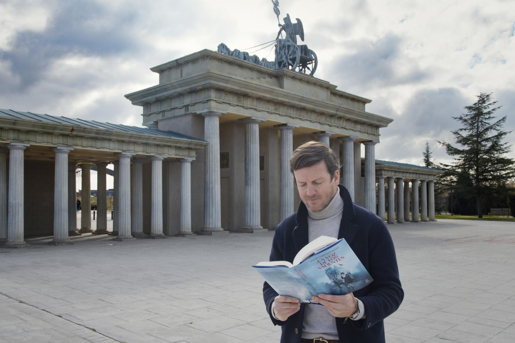 Rafael Tarradas, con un ejemplar de su nueva novela.