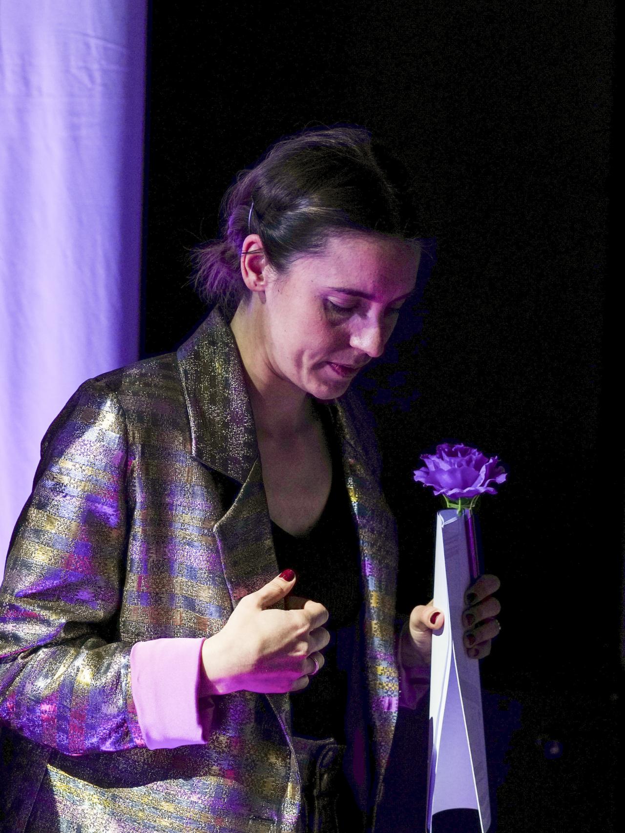 Se trata de un tejido de jacquard de lamé a cuadros, en tonos lilas y metalizados.