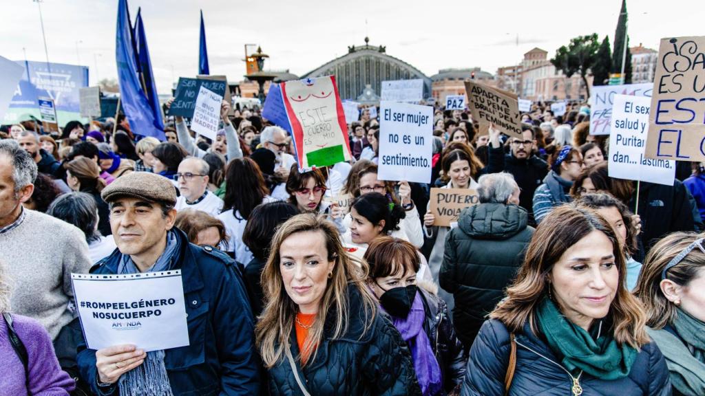La diputada del Partido Popular y vicesecretaria de Políticas Sociales del partido, Carmen Navarro (2i), durante una manifestación convocada por el Movimiento Feminista de Madrid por el 8M,