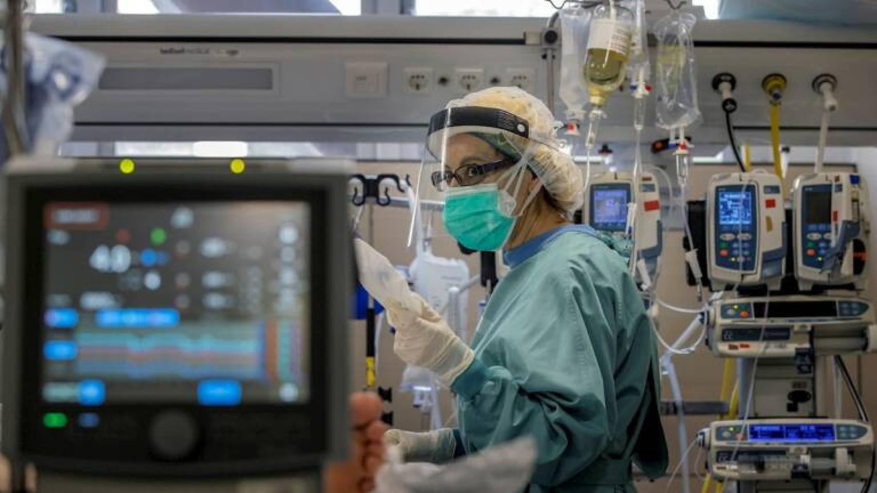 Personal sanitario en una UCI, en imagen de archivo.