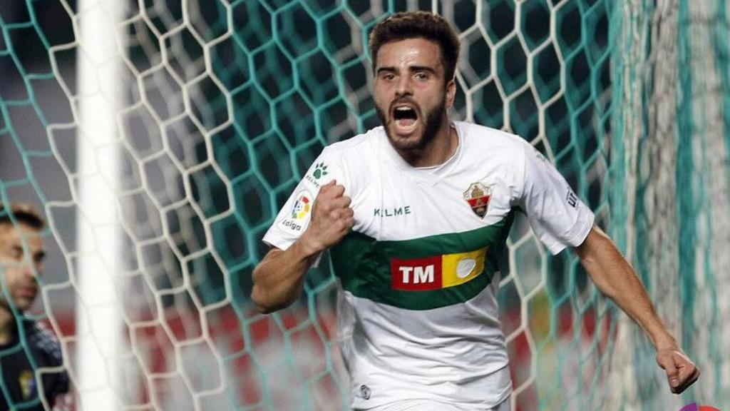 Pelayo, con la camiseta del Elche, celebra un gol.