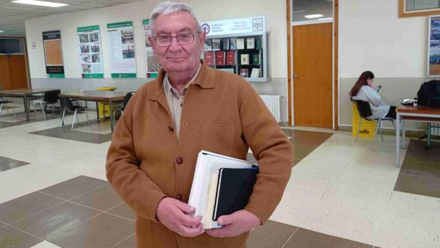 Ángel Santamarta posa en la Universidad de León