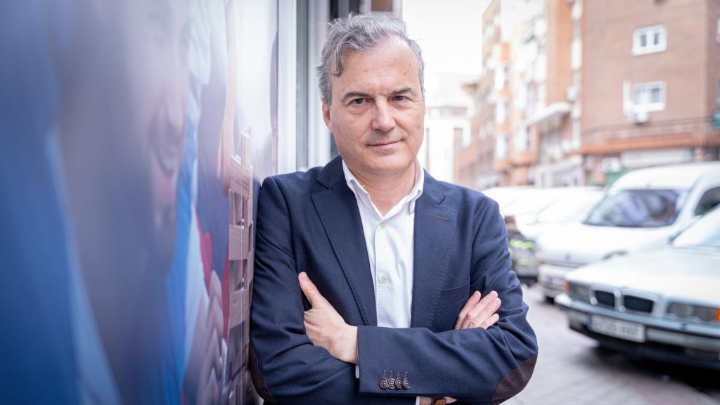 Javier Gastón, presidente de Democratest, en su clínica.