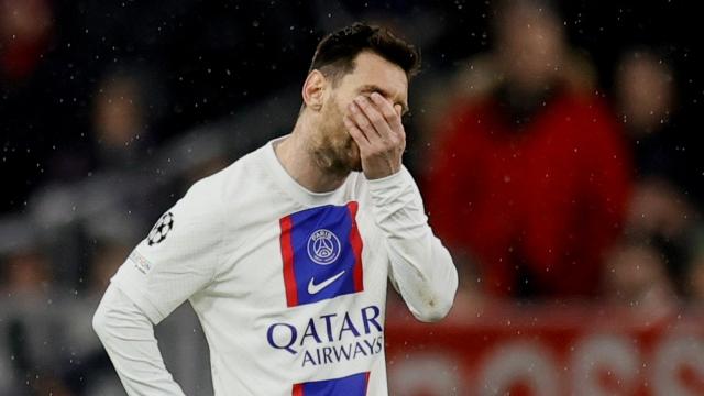 Messi, con la cara tapada por su eliminación en los octavos de final de Champions League.