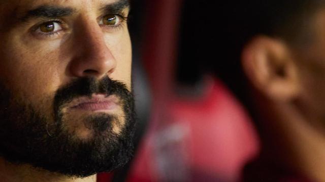 Isco Alarcón, en el banquillo durante su etapa en el Sevilla
