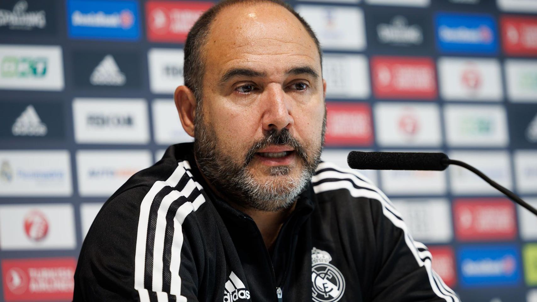 Chus Mateo, en rueda de prensa con el Real Madrid de Baloncesto