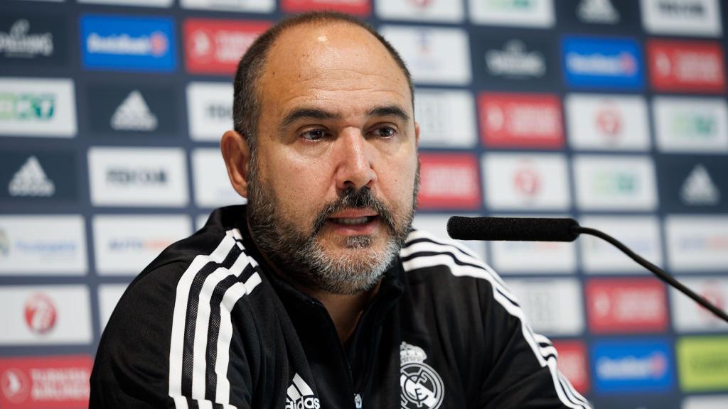 Chus Mateo, en rueda de prensa con el Real Madrid de Baloncesto