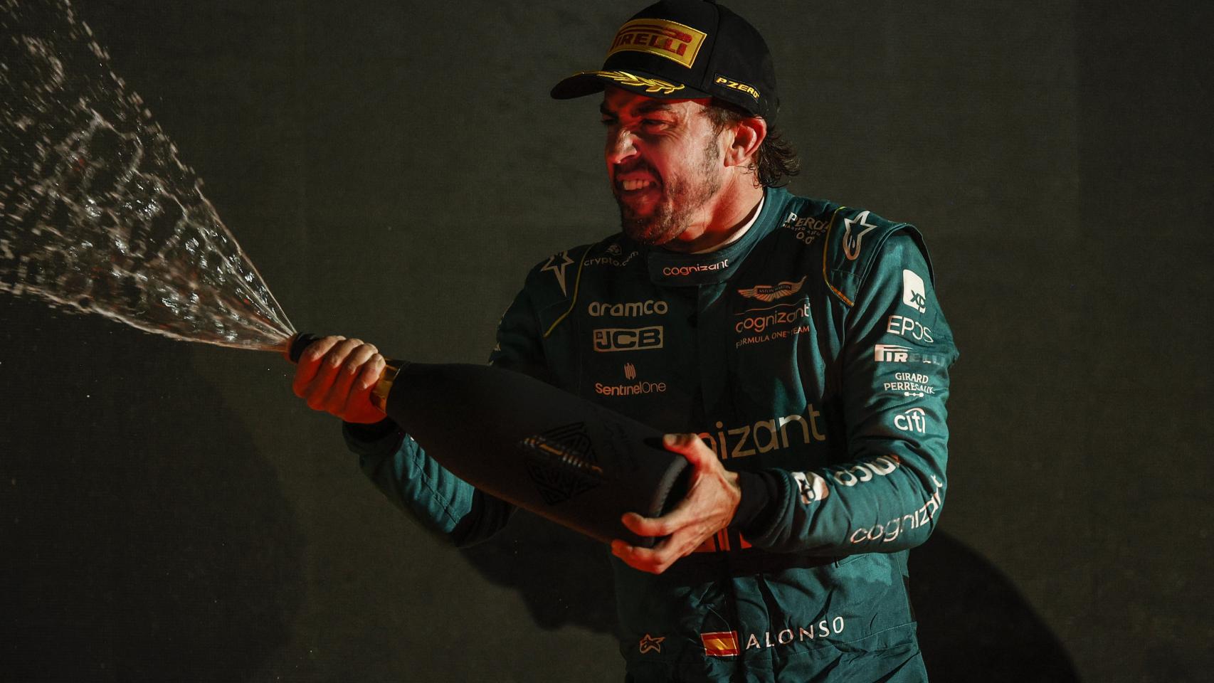 Fernando Alonso, celebrando el tercer puesto en el GP de Bahrein de la F1 2023 con champagne