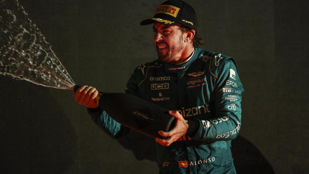 Fernando Alonso, celebrando el tercer puesto en el GP de Bahrein de la F1 2023 con champagne